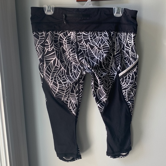 Lululemon Black and White pattern cropped leggings 23” - Picture 2 of 4